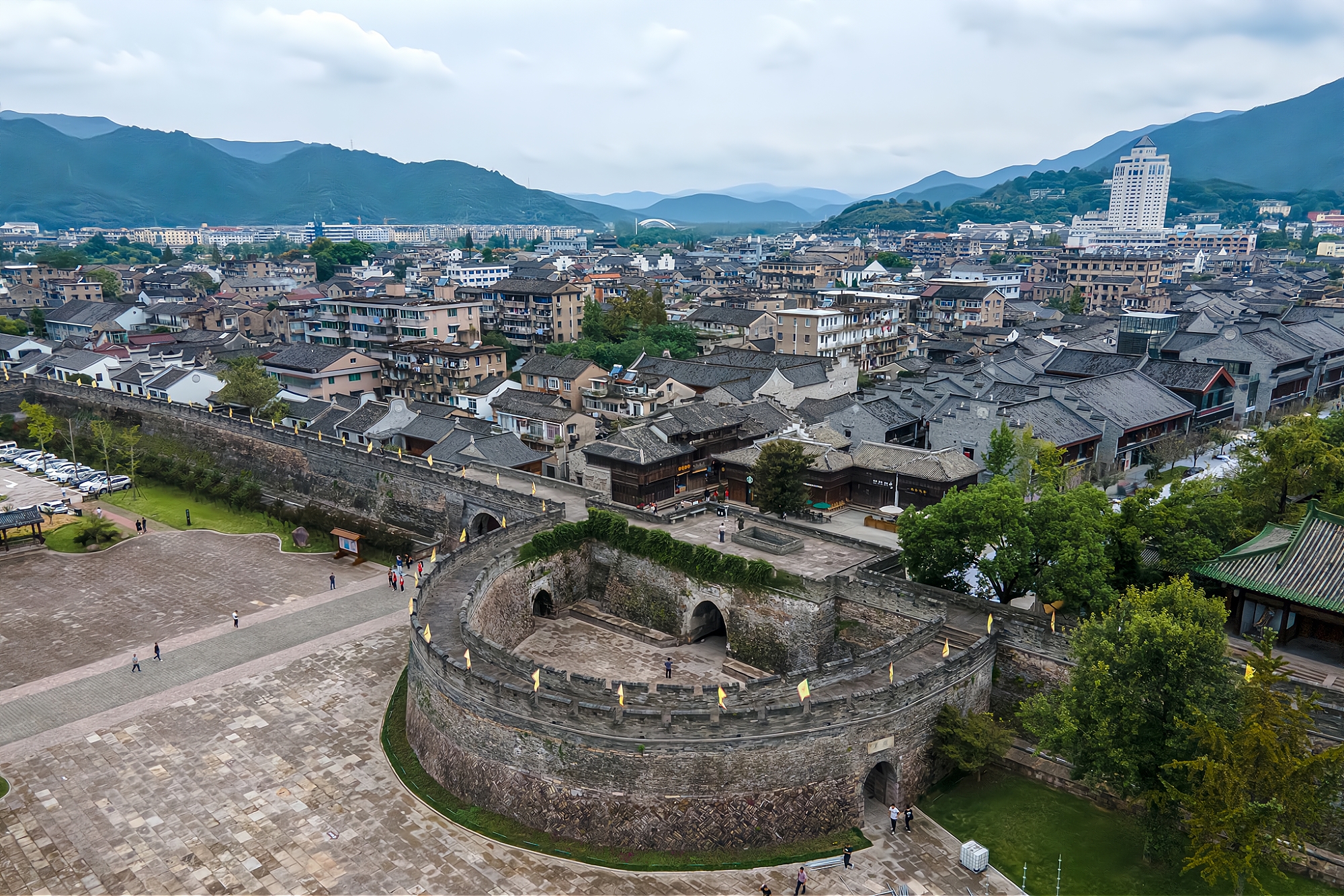 它是臨海第一古街,滿載了臺(tái)州府城千余年的古韻遺風(fēng),門票免費(fèi)